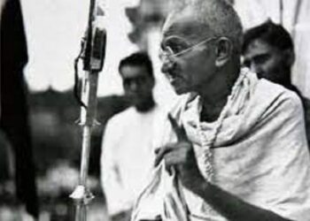 محبان و مخالفین کے درمیان گاندھی جی