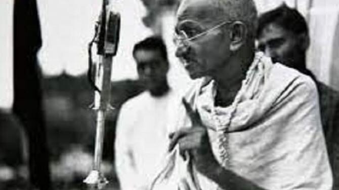 محبان و مخالفین کے درمیان گاندھی جی