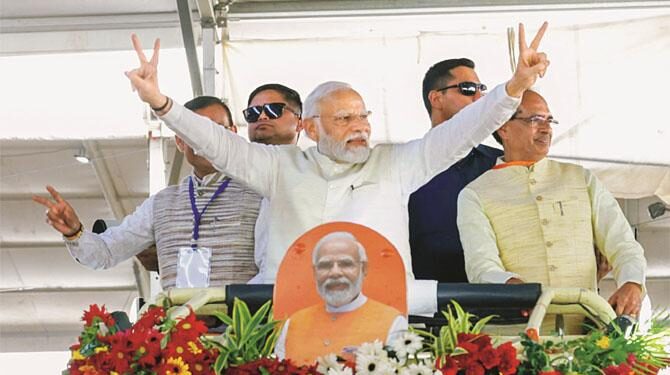 وزیراعظم مودی کا انتخابی دورہ، راجستھان سے مدھیہ پردیش پہنچے، کانگریس کو جم کر کوسا