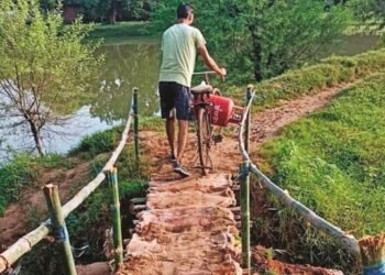 مدھیہ پردیش کے گاؤں والوں نے اپنا پل خود بنا لیا