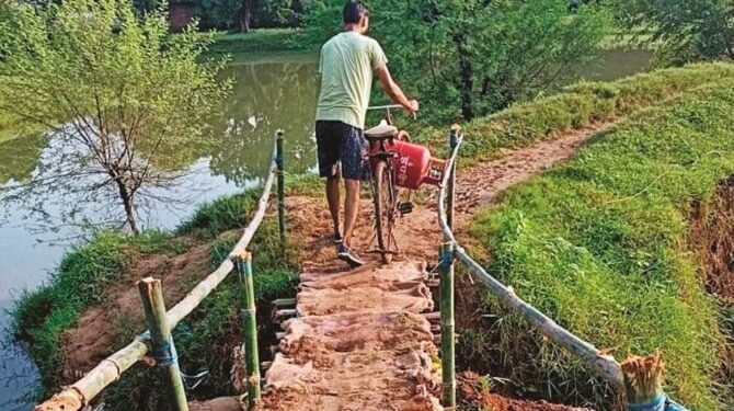 مدھیہ پردیش کے گاؤں والوں نے اپنا پل خود بنا لیا