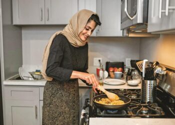 امورِ خانہ داری خواتین کی ترقی کی راہ میں رکاوٹ کا باعث نہیں