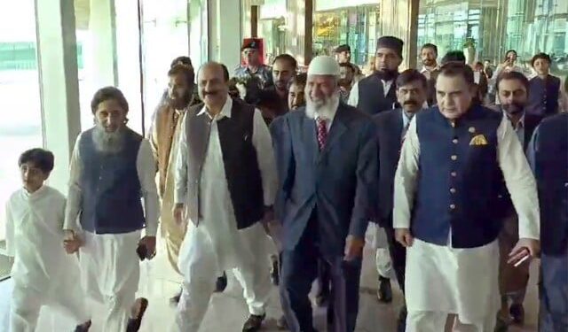 معروف مذہبی اسکالر ڈاکٹر ذاکر نائیک پاکستان پہنچ گئے