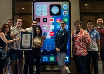 ٹیک یوٹیوبر نے چھ فٹ لمبا اور قابل استعمال آئی فون ۱۵؍ پرومیکس بنایا