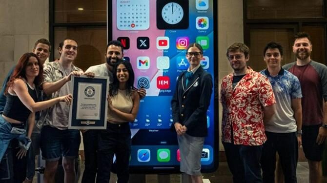 ٹیک یوٹیوبر نے چھ فٹ لمبا اور قابل استعمال آئی فون ۱۵؍ پرومیکس بنایا