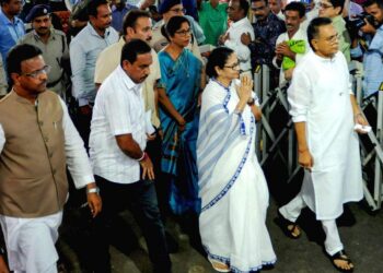 کولکتہ عصمت دری، قتل، ممتا خود ڈاکٹروں سے ملنے پہنچی