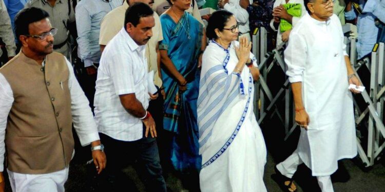 کولکتہ عصمت دری، قتل، ممتا خود ڈاکٹروں سے ملنے پہنچی