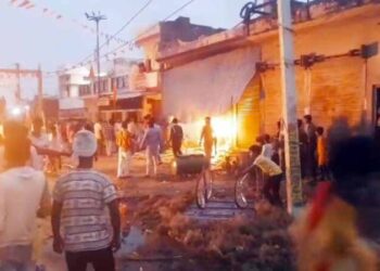 ہسپتال اور شو روم میں آگ زنی و توڑ پھوڑ، کئی گھر نذر آتش، انٹرنیٹ بند