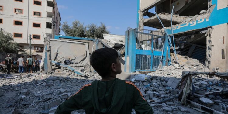 وسطی غزہ پٹی میں اسکول پر اسرائیلی فضائی حملے میں 3 افراد ہلاک