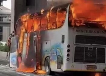 تھائی لینڈ: بس میں آتشزدگی، ۲۵؍ افراد کے جاں بحق ہونے کا خطرہ