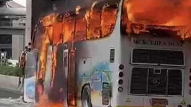 تھائی لینڈ: بس میں آتشزدگی، ۲۵؍ افراد کے جاں بحق ہونے کا خطرہ