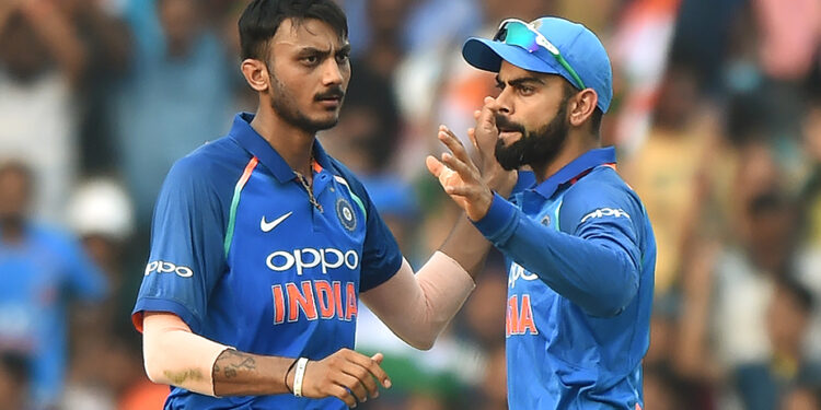 ndian cricketer Axar Patel (L) celebrates with captain Virat Kohli after taking the wicket of Australian cricketer Travis Head during the fifth one-day international cricket match at the Vidarbha Cricket Association Stadium in Nagpur on October 1, 2017. / AFP PHOTO / PUNIT PARANJPE / ----IMAGE RESTRICTED TO EDITORIAL USE - STRICTLY NO COMMERCIAL USE----- / GETTYOUT