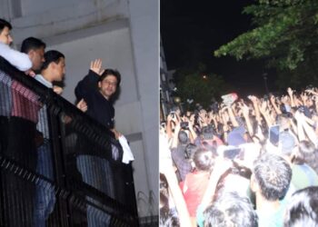 ShahRukh Khan surprises fans outside Mannat, greets them with his signature pose; fans hail ‘last of the stars’. Watch