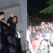 ShahRukh Khan surprises fans outside Mannat, greets them with his signature pose; fans hail ‘last of the stars’. Watch